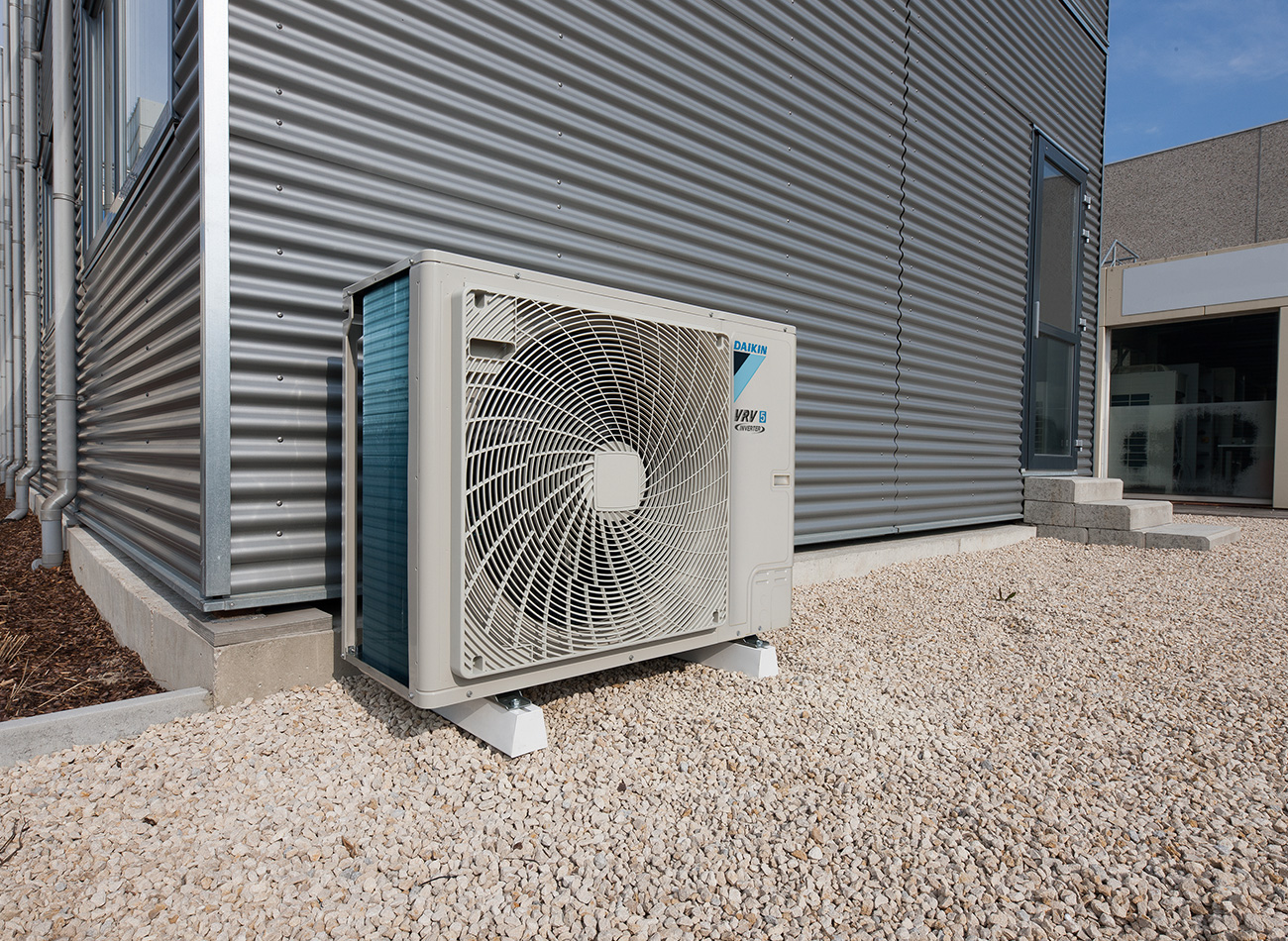 5 reasons why your air conditioning needs regular service visits: